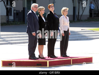 Berlin, Allemagne. 06 Sep, 2016. Le ministre allemand des Affaires étrangères Frank-Walter Steinmeier, et le ministre allemand de la défense, Ursula von der Leyen (R) reçoivent leurs homologues australiens, Ministre australien des affaires étrangères Julie Bishop et le ministre de la Défense australien Marise Payne (2.f.R) avec honneurs militaires à Berlin, Allemagne, 06 septembre 2016. Les politiciens participent au premier German-Australian 22 entretiens. Photo : WOLFGANG KUMM/dpa/Alamy Live News Banque D'Images