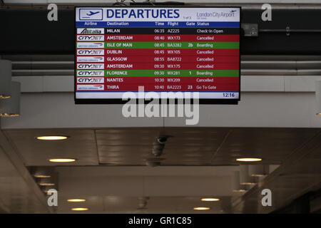 L'aéroport de London City, Londres, Royaume-Uni. Sep 6, 2016. Des dizaines de vols ont été déroutées ou annulé après Black vit question manifestants ont pris d'assaut la piste de l'aéroport de la ville. Credit : Thabo Jaiyesimi/Alamy Live News Banque D'Images