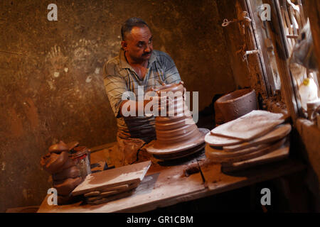 Le Caire, Égypte. 12Th Mar, 2016. Un travailleur fait la poterie à un atelier au Caire, en Égypte, le 5 septembre 2016. © Ahmed Gomaa/Xinhua/Alamy Live News Banque D'Images