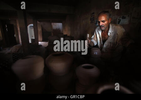 Le Caire, Égypte. 12Th Mar, 2016. Un travailleur fait la poterie à un atelier au Caire, en Égypte, le 5 septembre 2016. © Ahmed Gomaa/Xinhua/Alamy Live News Banque D'Images