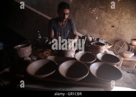 Le Caire, Égypte. 12Th Mar, 2016. Un travailleur fait la poterie à un atelier au Caire, en Égypte, le 5 septembre 2016. © Ahmed Gomaa/Xinhua/Alamy Live News Banque D'Images