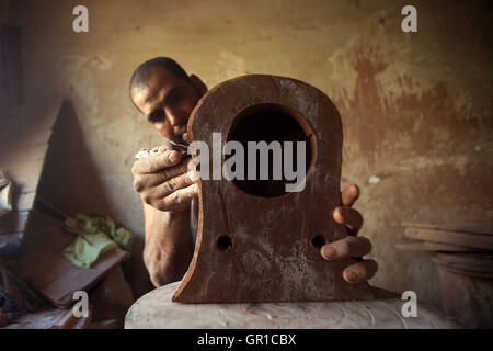 Le Caire, Égypte. 12Th Mar, 2016. Un travailleur fait la poterie à un atelier au Caire, en Égypte, le 5 septembre 2016. © Ahmed Gomaa/Xinhua/Alamy Live News Banque D'Images