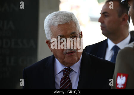 Pologne, Varsovie, 6 septembre 2016 : Le président palestinien Mahmoud Abbas lors d'une cérémonie de dépôt de gerbes au Monument du Soldat inconnu. Credit : Jake Ratz/Alamy Live News Banque D'Images