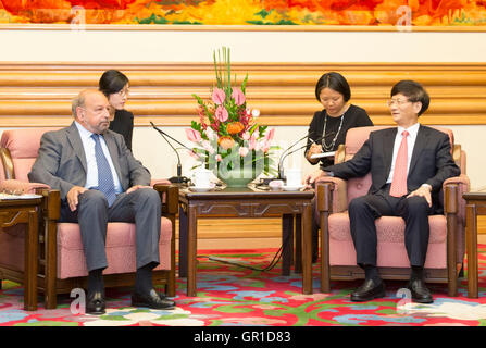 Beijing, Chine. 12Th Mar, 2016. Meng Jianzhu (R), chef de la Commission pour les affaires politiques et juridiques du Parti communiste chinois (PCC), le Comité central se réunit avec la Cour internationale de Justice (CIJ) président Ronny Abraham à Beijing, capitale de Chine, le 5 septembre 2016. © Huang Jingwen/Xinhua/Alamy Live News Banque D'Images