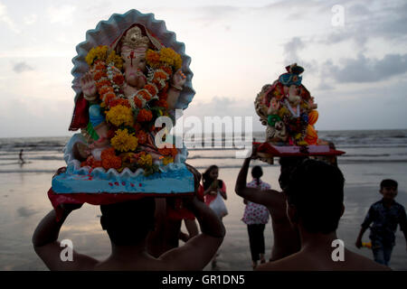 Mumbai, Inde. 6 Septembre, 2016. Un homme porte une idole de dieu indien Ganesha avant l'immersion dans la mer lors de la deuxième journée du festival de Ganesh le 6 septembre 2016 à Mumbai, Inde. Credit : Chirag Wakaskar/Alamy Live News Banque D'Images