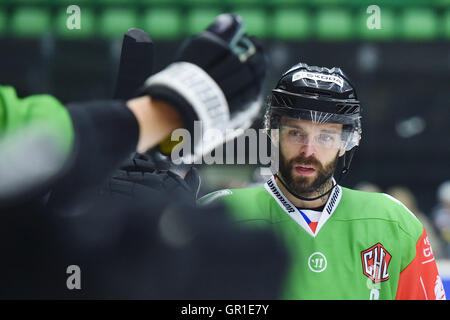 Mlada Boleslav, République tchèque. 06 Sep, 2016. Dvd de BK Mlada Boleslav Jakub Klepis en action pendant le match BK Mlada Boleslav vs Yunost Minsk (Junost) match de la Ligue des champions de hockey sur glace, groupe G à Mlada Boleslav, République tchèque, le 6 septembre 2016. © Radek Petrasek/CTK Photo/Alamy Live News Banque D'Images