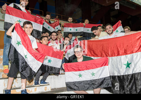 Seremban, Malaisie. 6 Septembre, 2016. Partisans Syrie tenant un drapeau en stade Tuanku Abdul Rahman, Seremban, Malaisie le 6 septembre 2016. Crédit : Chris JUNG/Alamy Live News Banque D'Images