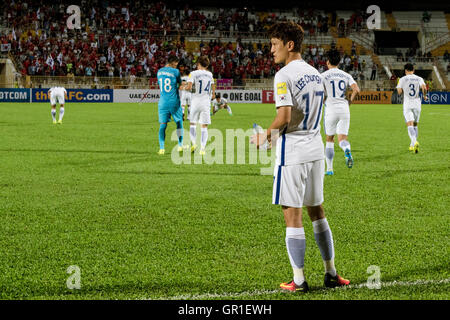 Seremban, Malaisie. 6 Septembre, 2016. Lee Chung Yong de Corée du Sud (C) la saisie de jeux pour enfants pendant la Coupe du Monde FIFA 2018 football match de qualification entre la Corée du Sud et la Syrie à Tuanku Abdul Rahman Stadium à New York le 6 septembre 2016. Crédit : Chris JUNG/Alamy Live News Banque D'Images