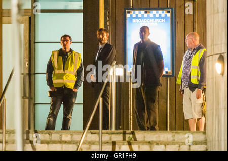 West Bay, Dorset, UK - 6 septembre 2016 - David Tennant et Sir Lenny Henry tournage scène d'arrestation sur les marches de la station de police de nuit pour la série 3 de la série à succès d'ITV Broadchurch. Ed Burnet, le personnage joué par Sir Lenny Henry est considéré d'être placés en détention en menottes par DI Alec Hardy joué par David Tennant, après qu'il avait agressé l'un de l'affiche les caractères Jim Atwood. Photo : Graham Hunt/Alamy Live News Banque D'Images