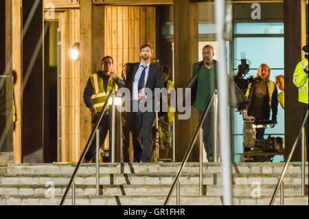 West Bay, Dorset, UK - 6 septembre 2016 - David Tennant et Sir Lenny Henry tournage scène d'arrestation sur les marches de la station de police de nuit pour la série 3 de la série à succès d'ITV Broadchurch. Ed Burnet, le personnage joué par Sir Lenny Henry est considéré d'être placés en détention en menottes par DI Alec Hardy joué par David Tennant, après qu'il avait agressé l'un de l'affiche les caractères Jim Atwood. Photo : Graham Hunt/Alamy Live News Banque D'Images