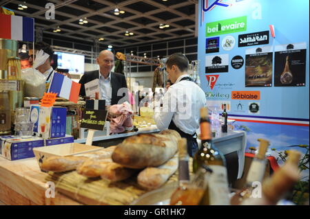 Hong Kong, Chine. Sep 6, 2016. Un exposant prépare la nourriture pour un visiteur pendant le Restaurant & Bar à Hong Kong qui s'est tenue à Hong Kong Convention and Exhibition Centre, sud de la Chine, le 6 septembre 2016. © Li Manxi/Xinhua/Alamy Live News Banque D'Images