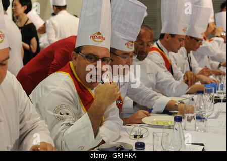 Hong Kong, Chine. Sep 6, 2016. Un juge goûts nourrir au cours d'un concours de cuisine du Restaurant & Bar à Hong Kong qui s'est tenue à Hong Kong Convention and Exhibition Centre, sud de la Chine, le 6 septembre 2016. © Li Manxi/Xinhua/Alamy Live News Banque D'Images