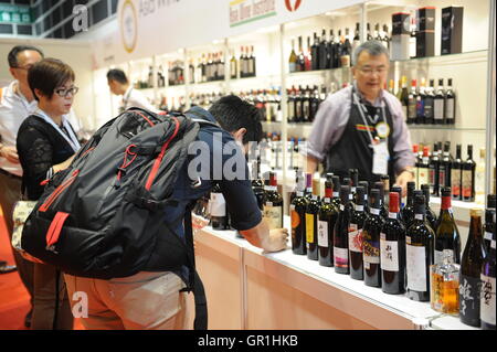 Hong Kong, Chine. Sep 6, 2016. Un visiteur choisit vin pendant les Restaurant & Bar à Hong Kong qui s'est tenue à Hong Kong Convention and Exhibition Centre, sud de la Chine, le 6 septembre 2016. © Li Manxi/Xinhua/Alamy Live News Banque D'Images