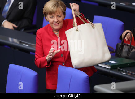 Berlin, Allemagne. 30Th Jun 2016. La chancelière Angela Merkel (CDU), en arrivant à la Bundestag à Berlin, Allemagne, 7 septembre 2016. Le parlement continue le débat à propos de la famille de 2017. PHOTO : MICHAEL KAPPELER/dpa/Alamy Live News Banque D'Images