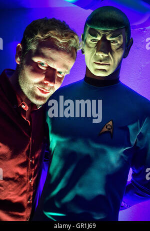Journaliste de télévision et acteur de doublage Benjamin Stoewe debout à côté d'une statue de Leonard Nimoy comme Mister Spock à son musée Star Trek' dans 'Raumschiff Eberswalde Eberswalde, Allemagne, 6 septembre 2016. Le premier épisode de la série de science-fiction Star Trek a couru le 8 septembre 1966. Peut-être le plus petit musée de Star Trek peut être trouvé dans Eberweswalde sur 17,01 mètres carrés - inspiré par le numéro d'enregistrement de la starship Enterprise, NCC-1701. L'exposition se compose d'objets d'origine du spectacle, des costumes, des masques et des modèles de l'histoire de Star Trek. Le musée est actuellement 1701 bei Banque D'Images