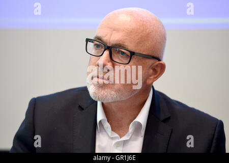 Berlin, Allemagne. Sep 6, 2016. Chef de l'exploitation David O'Brien répond aux questions des journalistes lors d'une conférence de presse de la compagnie aérienne Ryanair à Berlin, Allemagne, 6 septembre 2016. PHOTO : RAINER JENSEN/dpa/Alamy Live News Banque D'Images