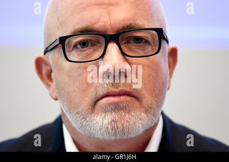 Berlin, Allemagne. Sep 6, 2016. Chef de l'exploitation David O'Brien répond aux questions des journalistes lors d'une conférence de presse de la compagnie aérienne Ryanair à Berlin, Allemagne, 6 septembre 2016. PHOTO : RAINER JENSEN/dpa/Alamy Live News Banque D'Images