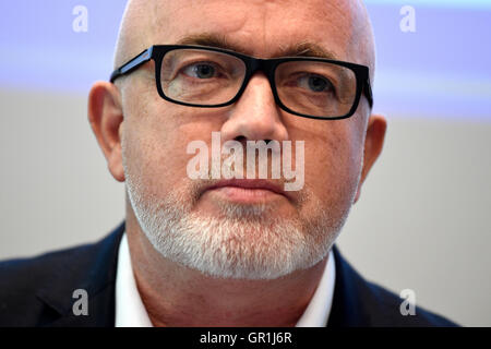 Berlin, Allemagne. Sep 6, 2016. Chef de l'exploitation David O'Brien répond aux questions des journalistes lors d'une conférence de presse de la compagnie aérienne Ryanair à Berlin, Allemagne, 6 septembre 2016. PHOTO : RAINER JENSEN/dpa/Alamy Live News Banque D'Images