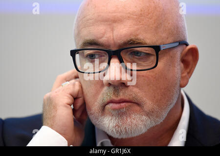 Berlin, Allemagne. Sep 6, 2016. Chef de l'exploitation David O'Brien répond aux questions des journalistes lors d'une conférence de presse de la compagnie aérienne Ryanair à Berlin, Allemagne, 6 septembre 2016. PHOTO : RAINER JENSEN/dpa/Alamy Live News Banque D'Images