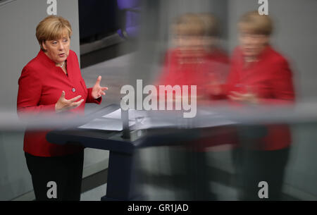 Berlin, Allemagne. 30Th Jun 2016. La chancelière Angela Merkel (CDU) s'exprimant au Bundestag à Berlin, Allemagne, 7 septembre 2016. Le parlement continue le débat à propos de la famille de 2017. PHOTO : MICHAEL KAPPELER/dpa/Alamy Live News Banque D'Images