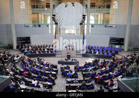 Berlin, Allemagne. 30Th Jun 2016. La chancelière Angela Merkel (CDU) s'exprimant au Bundestag à Berlin, Allemagne, 7 septembre 2016. Le parlement continue le débat à propos de la famille de 2017. PHOTO : MICHAEL KAPPELER/dpa/Alamy Live News Banque D'Images