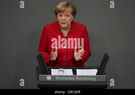 Berlin, Allemagne. 30Th Jun 2016. La chancelière Angela Merkel (CDU) s'exprimant au Bundestag à Berlin, Allemagne, 7 septembre 2016. Le parlement continue le débat à propos de la famille de 2017. PHOTO : MICHAEL KAPPELER/dpa/Alamy Live News Banque D'Images