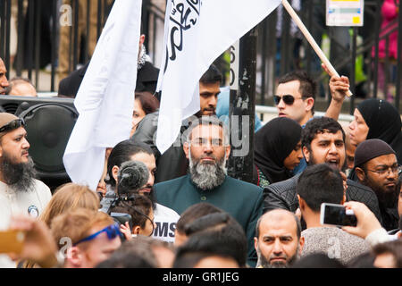 Londres, 18 avril 2014. que la droite nationaliste contre-preuve Anjem Choudary (centre) et son islam4UK group protester à Regent's Park mosquée après les prières du vendredi, contre 'Cameron' croisades au Moyen-Orient. Crédit : Paul Davey/Alamy Live News Banque D'Images