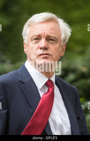 Londres, Royaume-Uni. 6 Septembre, 2016. Secrétaire d'État à la sortie de l'Union européenne David Davis quitte 10 Downing Street après la réunion hebdomadaire du cabinet. Crédit : Paul Davey/Alamy Live News Banque D'Images