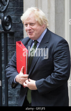 Londres, Royaume-Uni. 6 Septembre, 2016. Secrétaire des affaires étrangères et du Commonwealth, Boris Johnson quitte 10 Downing Street après la réunion hebdomadaire du cabinet. Crédit : Paul Davey/Alamy Live News Banque D'Images