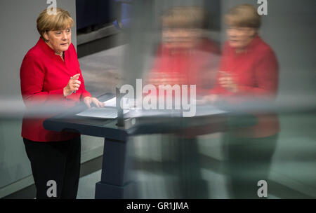 Berlin, Allemagne. 30Th Jun 2016. La chancelière Angela Merkel (CDU) s'exprimant au Bundestag à Berlin, Allemagne, 7 septembre 2016. Le parlement continue le débat à propos de la famille de 2017. PHOTO : MICHAEL KAPPELER/dpa/Alamy Live News Banque D'Images