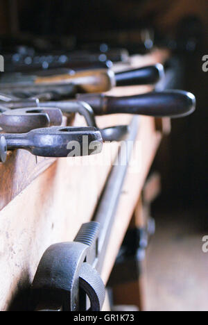 Outils anciens sur banc en bois dans la lumière naturelle. Banque D'Images