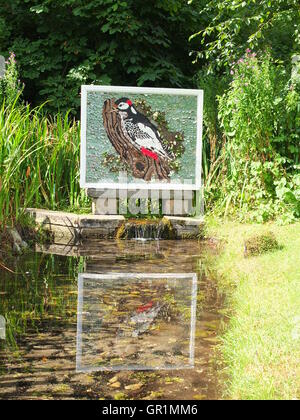 Le Bath House Gardens et à Stoney Middleton vinaigrette en 2015 représentant un pic conçu par Max Bettney. Banque D'Images