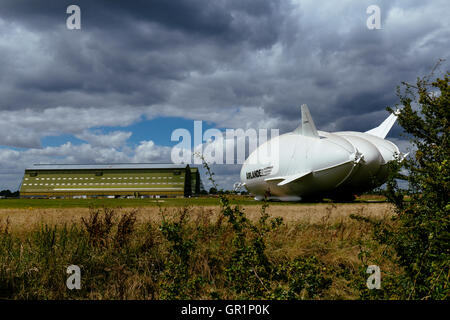 Airlander attend premier vol d'aéronefs Banque D'Images