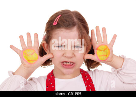 Petite fille en colère en colère avec smiley sur les mains Banque D'Images