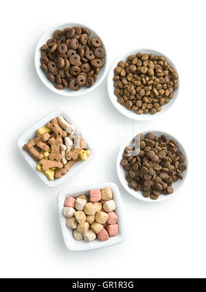 Aliments pour chiens différents dans des bols isolé sur fond blanc.. Vue d'en haut. Banque D'Images