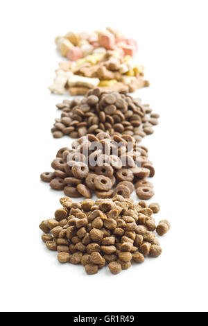 Différents aliments chien isolé sur fond blanc. Banque D'Images