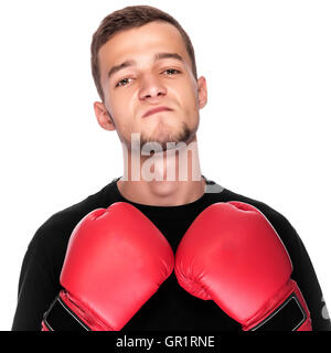 Jeune homme en rouge des gants de boxe. Sur un fond blanc. Banque D'Images