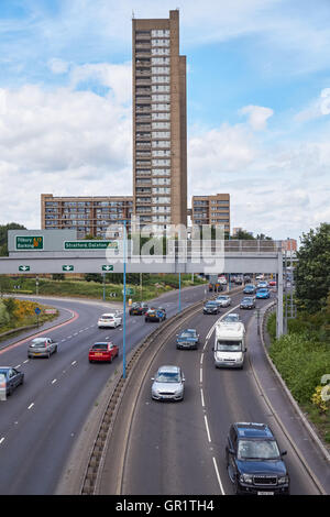 Balfron Tower bâtiment résidentiel et A102 Blackwall Tunnel Approche dans Londres, Angleterre Royaume-Uni UK Banque D'Images