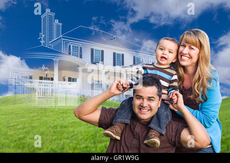 Mixed Race Family avec Ghosted Chambre Dessin, Photo partielle et Rolling Green Hills derrière. Banque D'Images