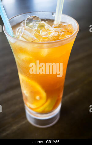 Sur un thé glacé au citron avec de la paille de verre Banque D'Images