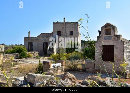 Paysage désertique avec rural typique de la vieille maison italienne Favignana, Sicile, Italie. Banque D'Images