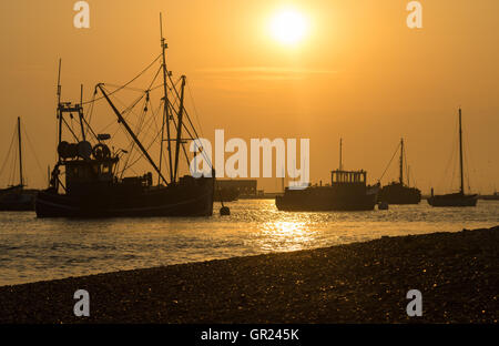 L'île de Mersea, Essex, le 25 août 2016. Coucher du soleil vu de West Mersea, une île sur la côte d'Essex. Banque D'Images