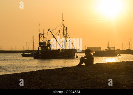 L'île de Mersea, Essex, le 25 août 2016. Coucher du soleil vu de West Mersea, une île sur la côte d'Essex. Banque D'Images