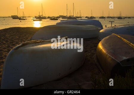 L'île de Mersea, Essex, le 25 août 2016. Coucher du soleil vu de West Mersea, une île sur la côte d'Essex. Banque D'Images