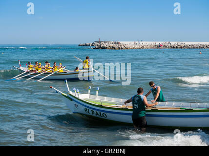 Course de bateaux de pêche à Fuengirola, Malaga, Espagne Banque D'Images