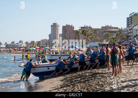 Course de bateaux de pêche à Fuengirola, Malaga, Espagne Banque D'Images