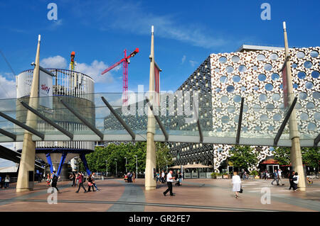 Piétons à l'extérieur de l'O2 Arena, Greenwich, London UK, avec les piétons Banque D'Images