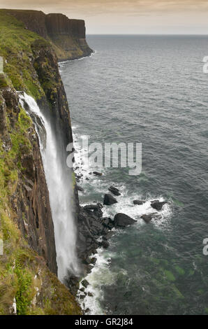 Paysage du littoral dans l'île de Skye. Kilt Rock. L'Écosse. UK. La verticale Banque D'Images