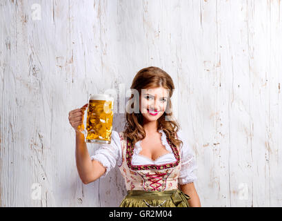 Femme en robe bavaroise traditionnelle holding beer Banque D'Images