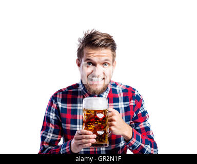 Chemise à carreaux homme Hipster en buvant de la bière, studio shot Banque D'Images